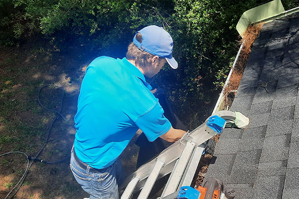 GUTTER CLEANING COMPANY IN THE WOODLANDS TX 1
